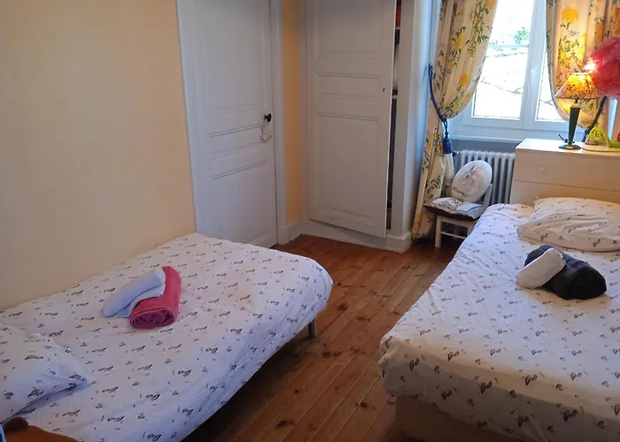 Maison Calme Avec Piscine Entouree De Son Parc