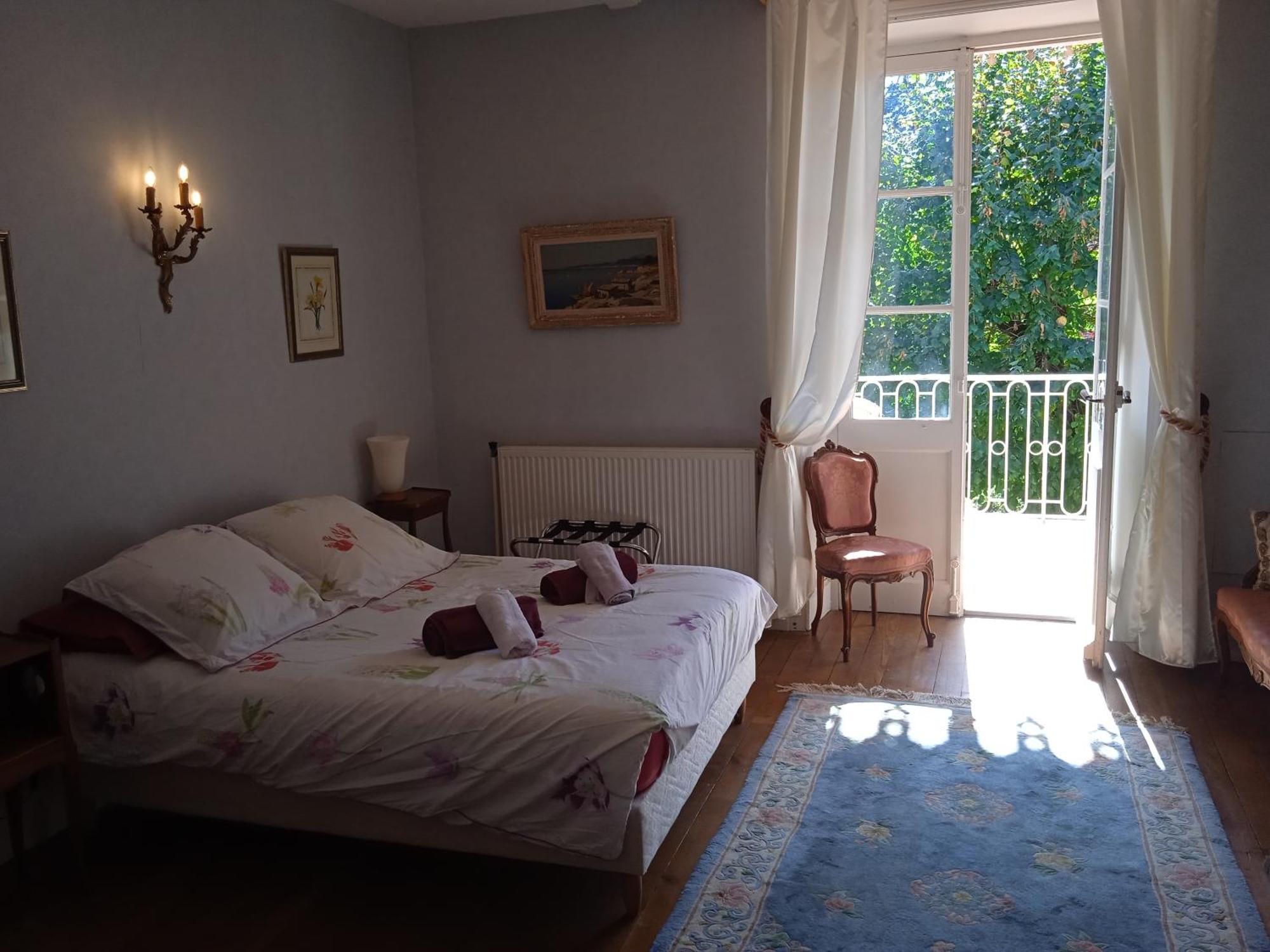 Maison Calme Avec Piscine Entouree De Son Parc Villa *