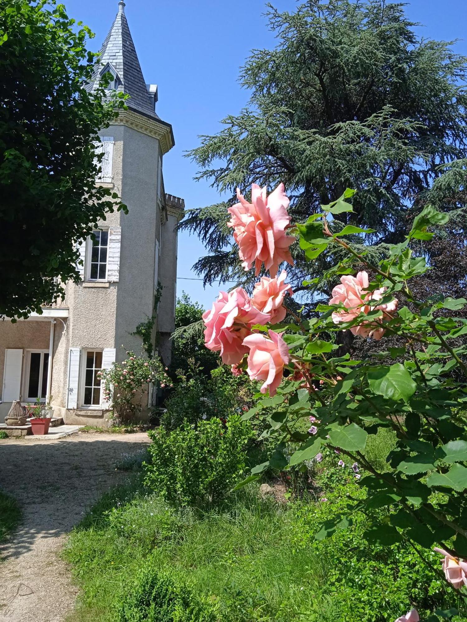 Maison Calme Avec Piscine Entouree De Son Parc