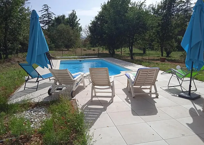 Maison Calme Avec Piscine Entouree De Son Parc