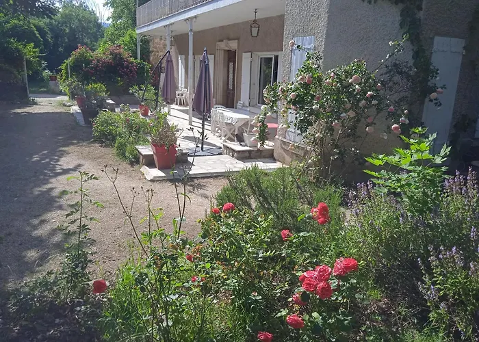 Maison Calme Avec Piscine Entouree De Son Parc
