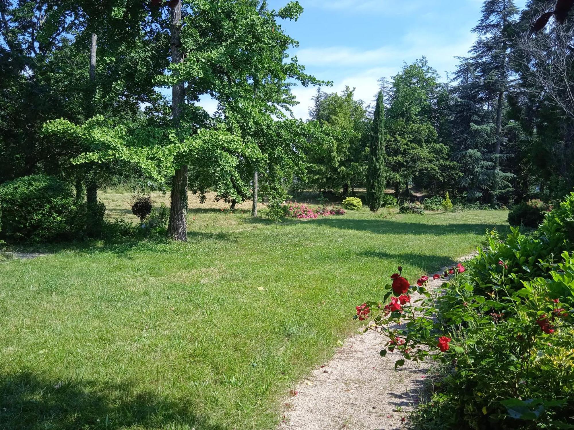 Maison Calme Avec Piscine Entouree De Son Parc Villa *